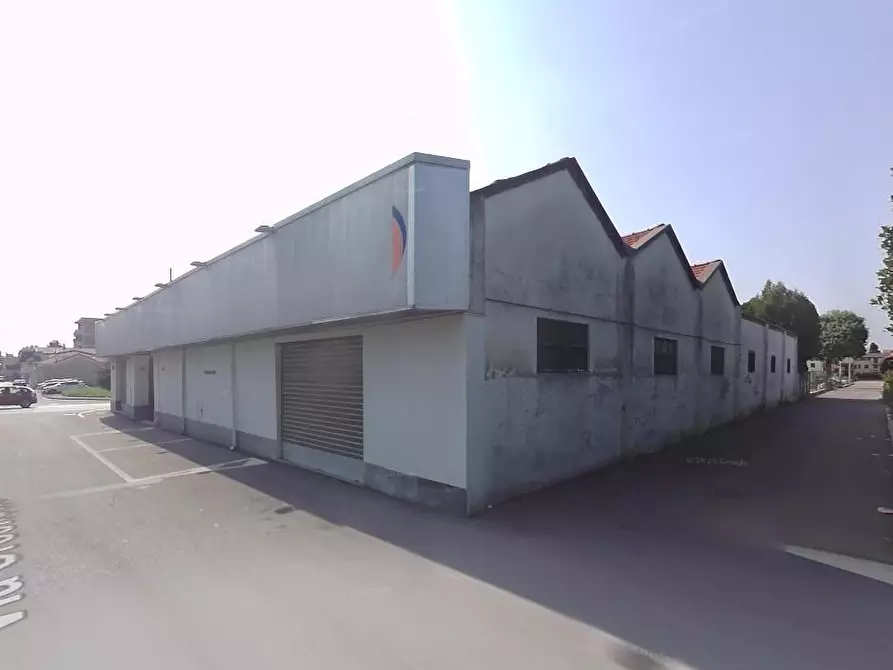 Immagine 2 di Locale commerciale in vendita  a Seregno