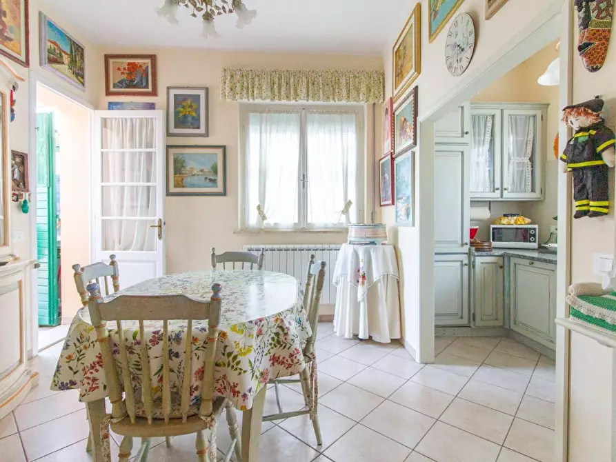 Immagine 1 di Villa in vendita  a Cascina