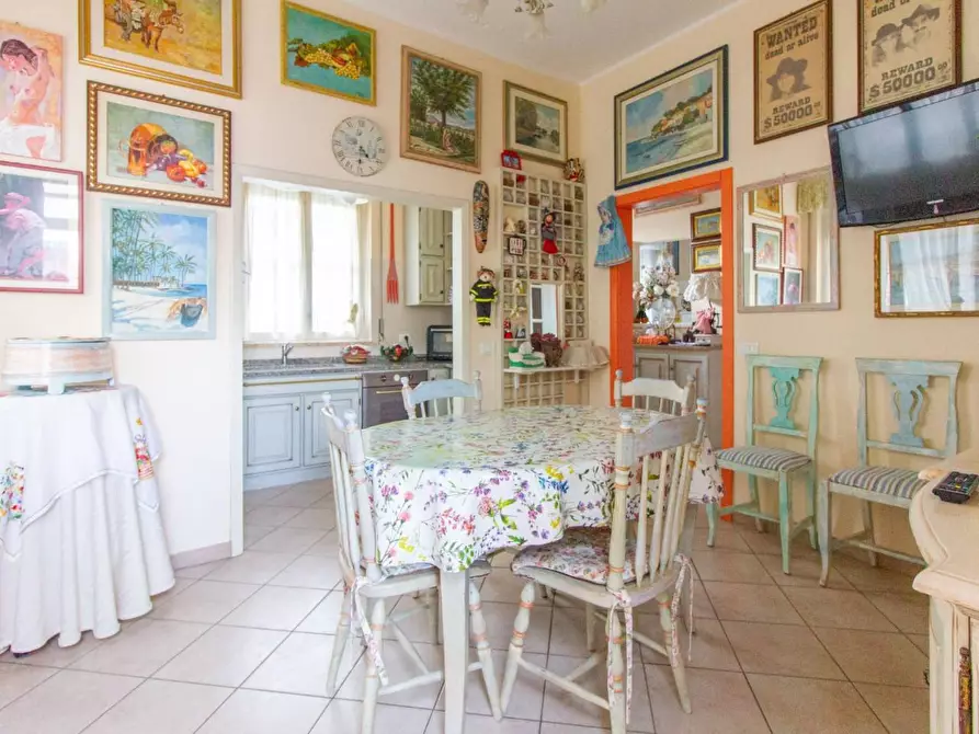 Immagine 2 di Villa in vendita  a Cascina