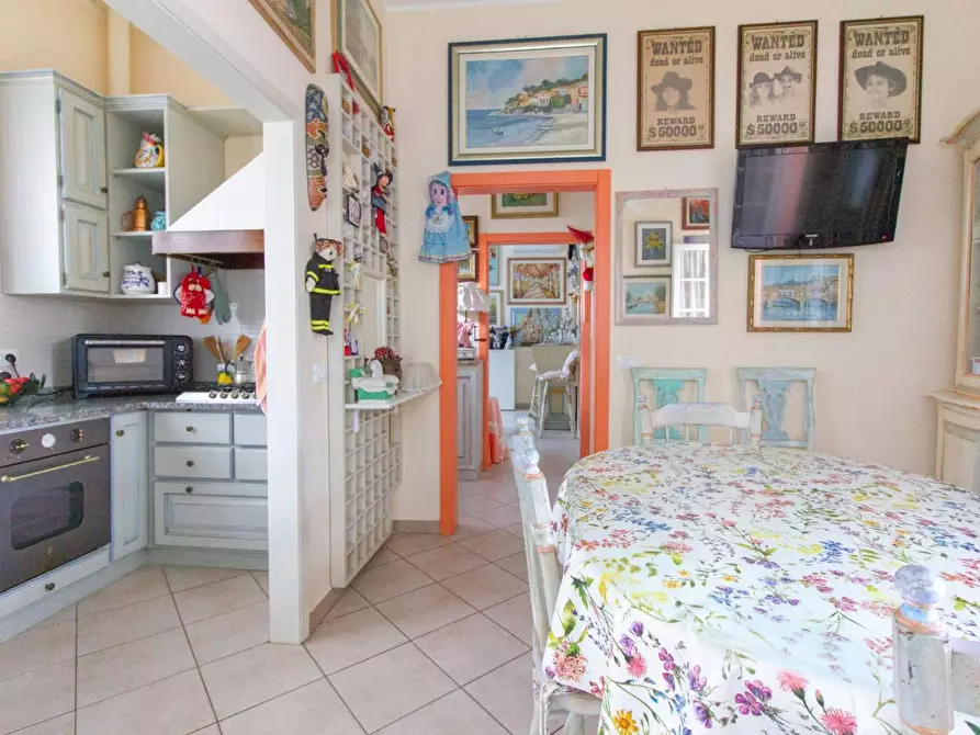 Immagine 3 di Villa in vendita  a Cascina