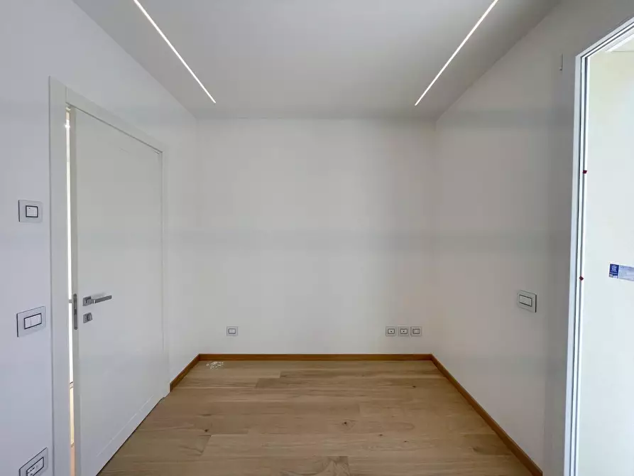 Immagine 11 di Appartamento in vendita  a Viareggio