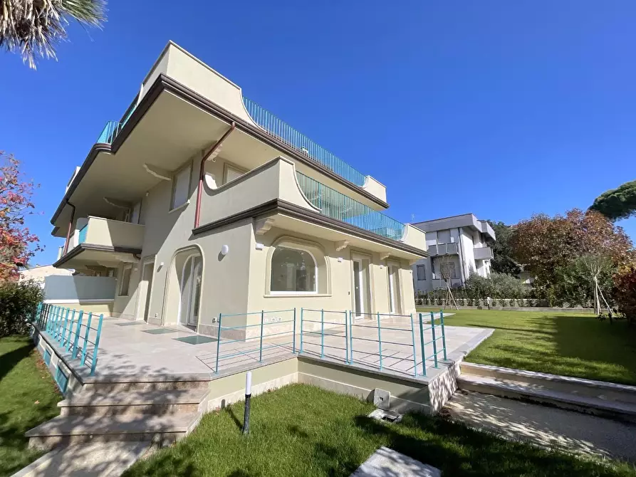 Immagine 45 di Appartamento in vendita  a Viareggio