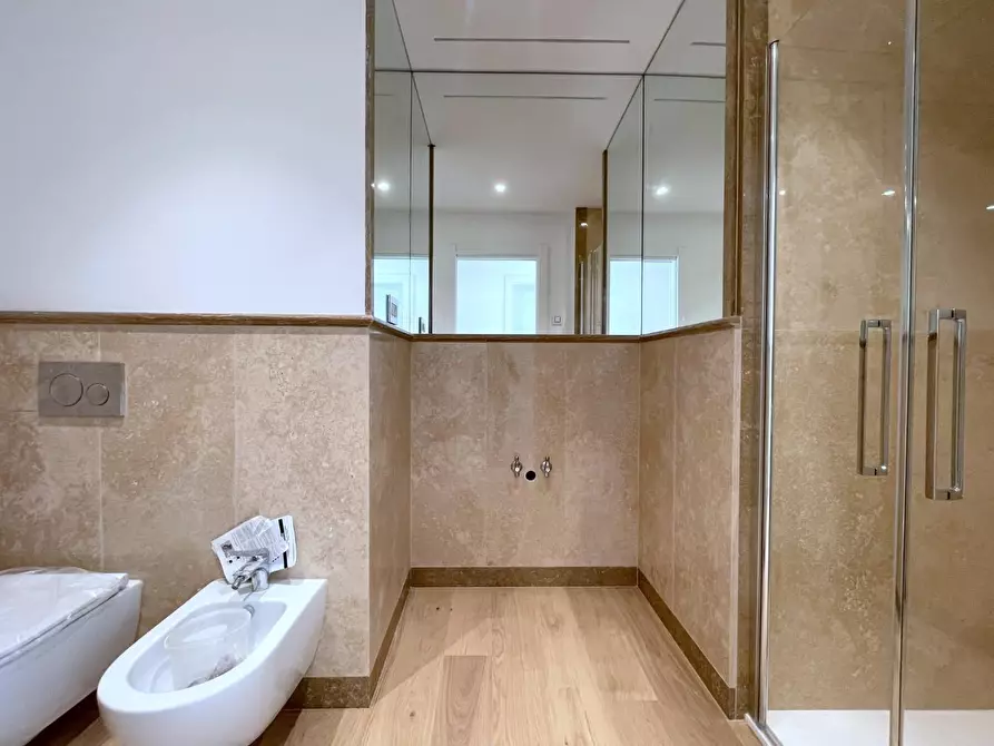 Immagine 13 di Appartamento in vendita  a Viareggio