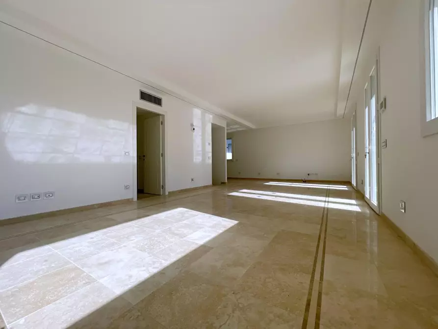 Immagine 5 di Appartamento in vendita  a Viareggio