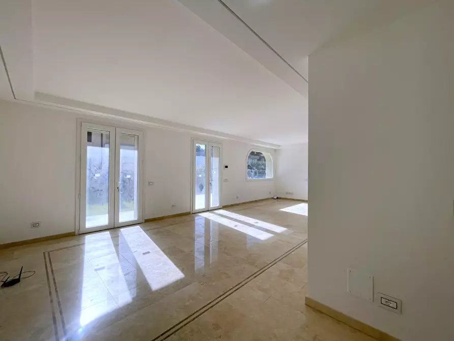 Immagine 3 di Appartamento in vendita  a Viareggio