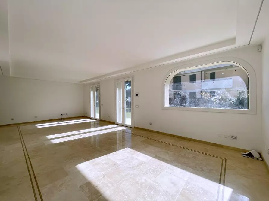 Immagine 2 di Appartamento in vendita  a Viareggio