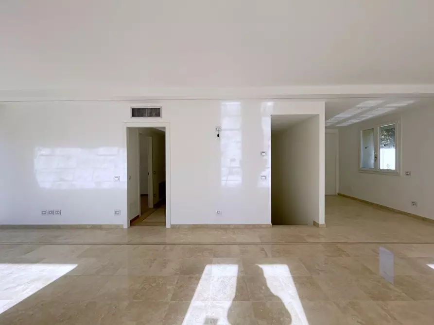 Immagine 4 di Appartamento in vendita  a Viareggio