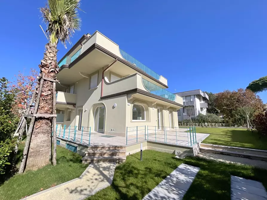 Immagine 46 di Appartamento in vendita  a Viareggio