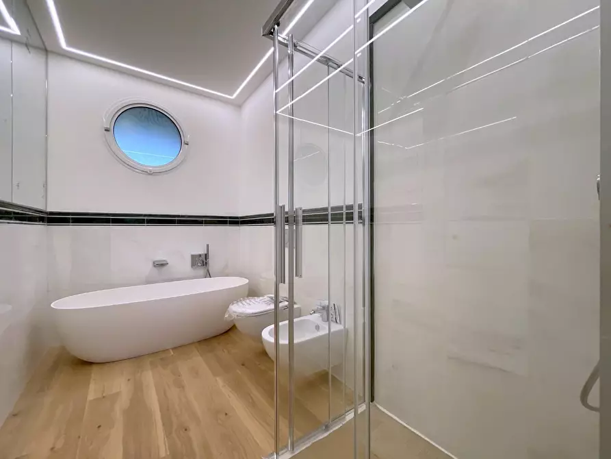 Immagine 21 di Appartamento in vendita  a Viareggio