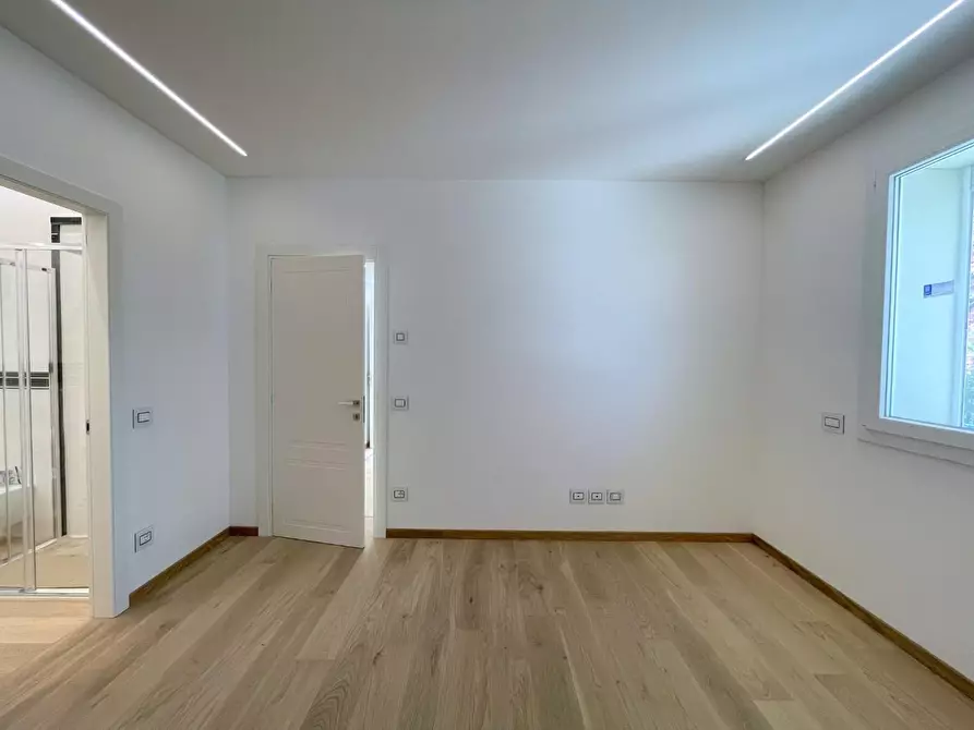 Immagine 17 di Appartamento in vendita  a Viareggio