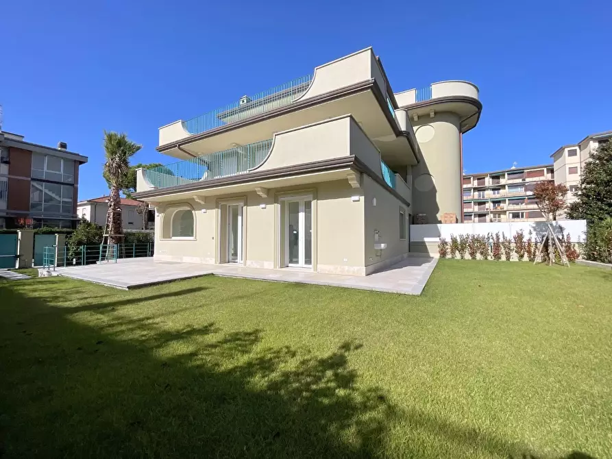 Immagine 44 di Appartamento in vendita  a Viareggio