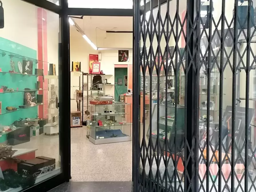 Immagine 1 di Negozio in vendita  a Massa