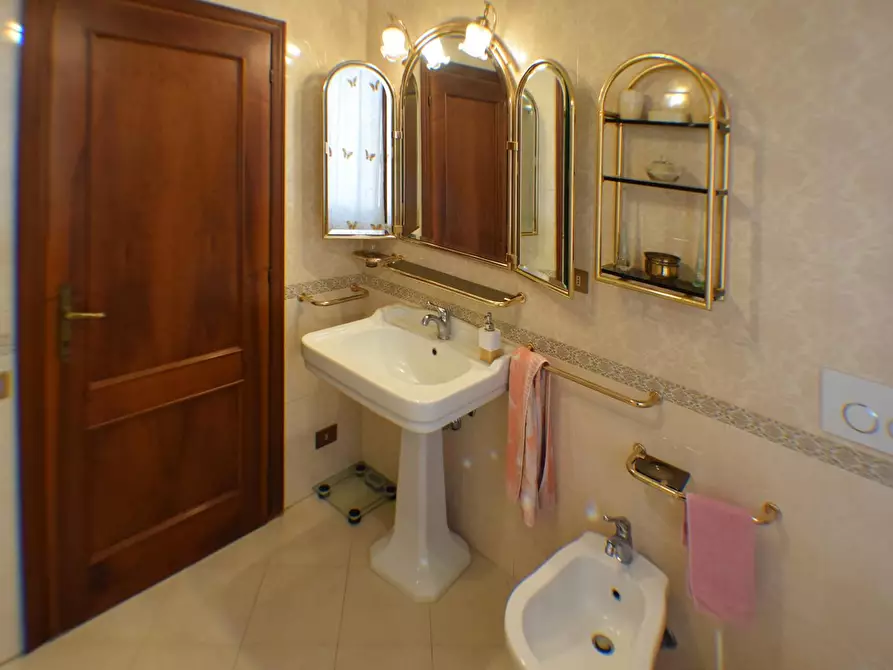 Immagine 6 di Appartamento in vendita  a Siena