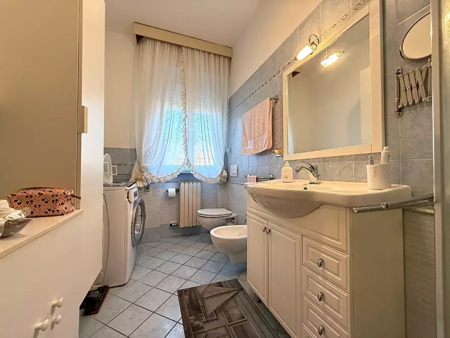 Immagine 18 di Appartamento in vendita  a Viareggio