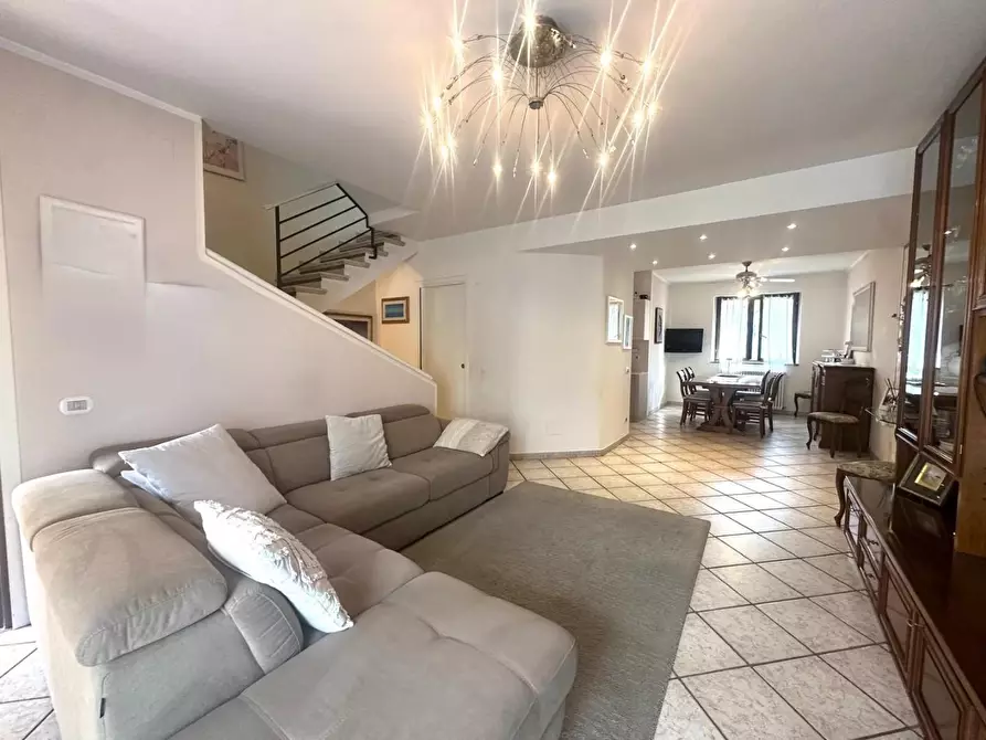 Immagine 26 di Villetta a schiera in vendita  a Campi Bisenzio