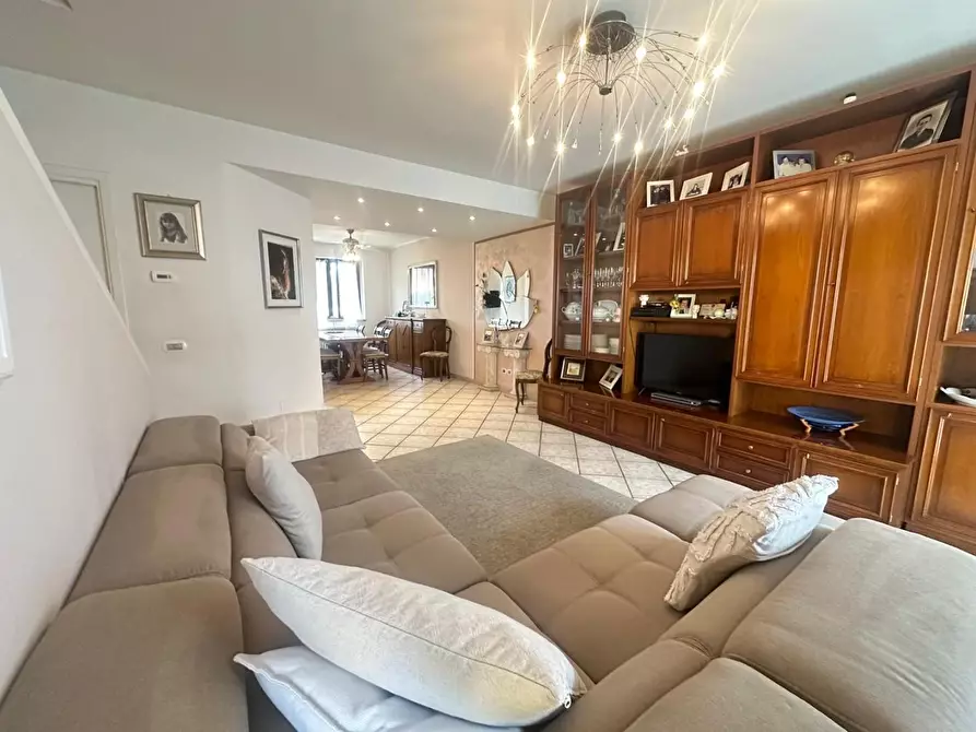 Immagine 53 di Villetta a schiera in vendita  a Campi Bisenzio