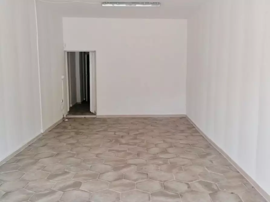 Immagine 1 di Locale commerciale in affitto  a Pisa