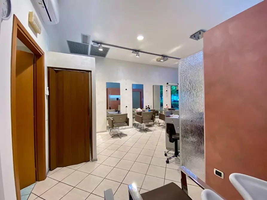 Immagine 4 di Negozio in vendita  a Prato