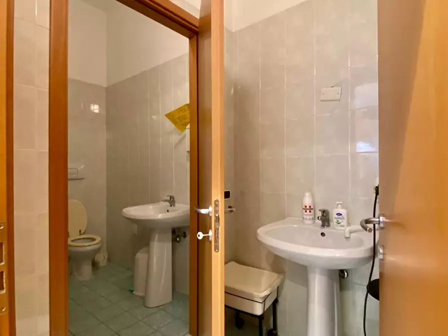 Immagine 7 di Negozio in vendita  a Prato