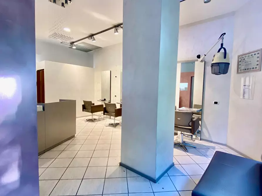 Immagine 1 di Negozio in vendita  a Prato