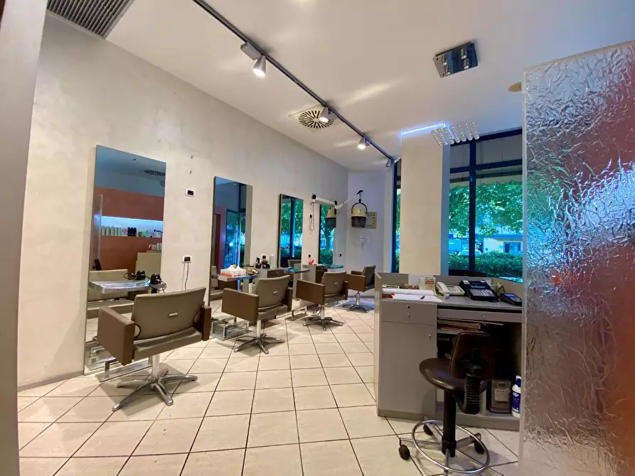 Immagine 3 di Negozio in vendita  a Prato