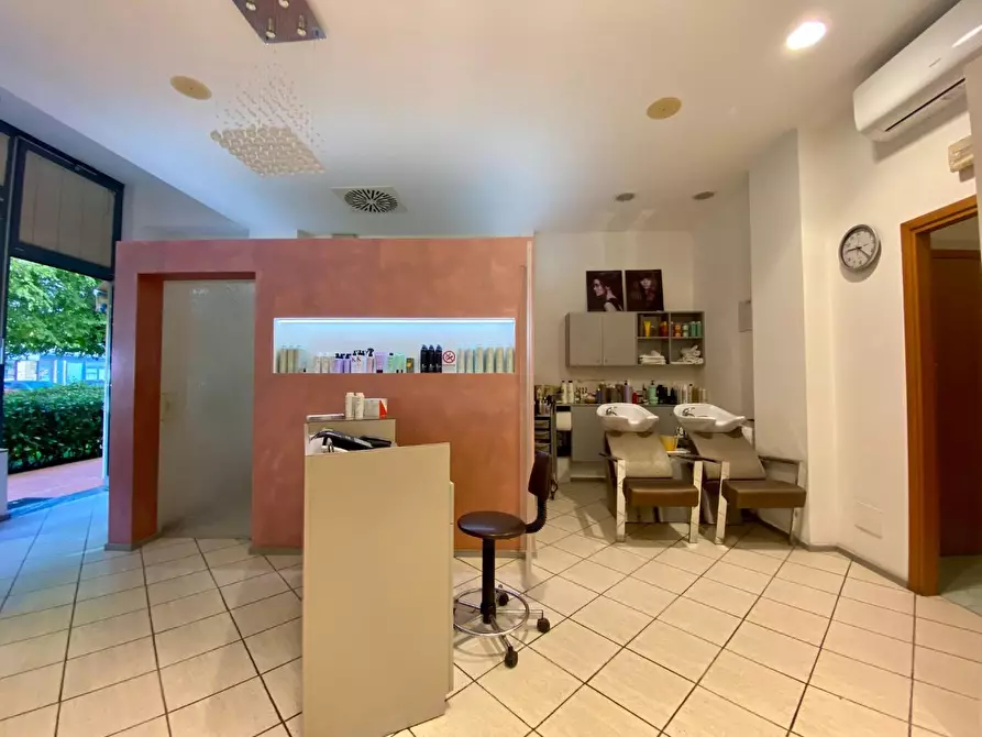 Immagine 5 di Negozio in vendita  a Prato