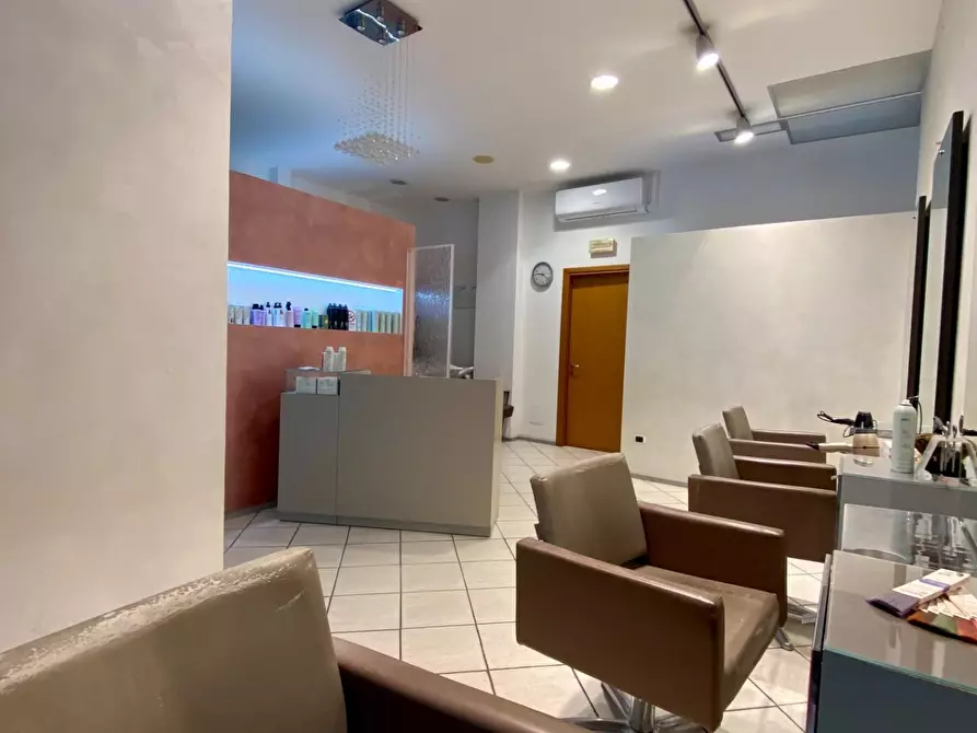 Immagine 2 di Negozio in vendita  a Prato