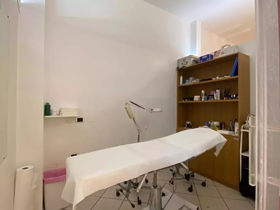 Immagine 6 di Negozio in vendita  a Prato