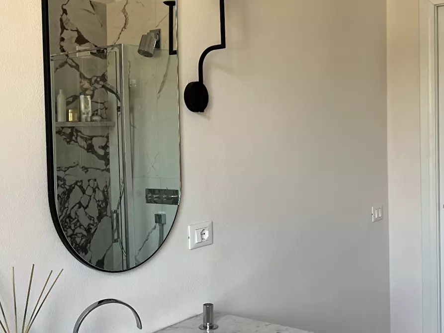 Immagine 16 di Appartamento in vendita  a Lucca