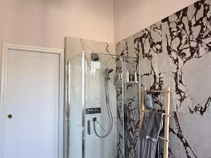 Immagine 15 di Appartamento in vendita  a Lucca