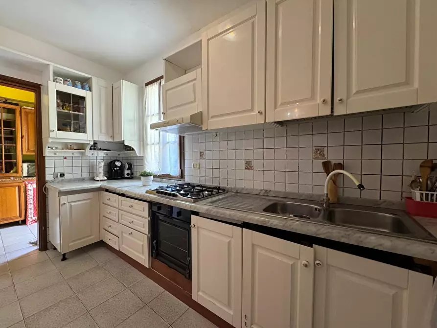 Immagine 5 di Villa in vendita  a Viareggio