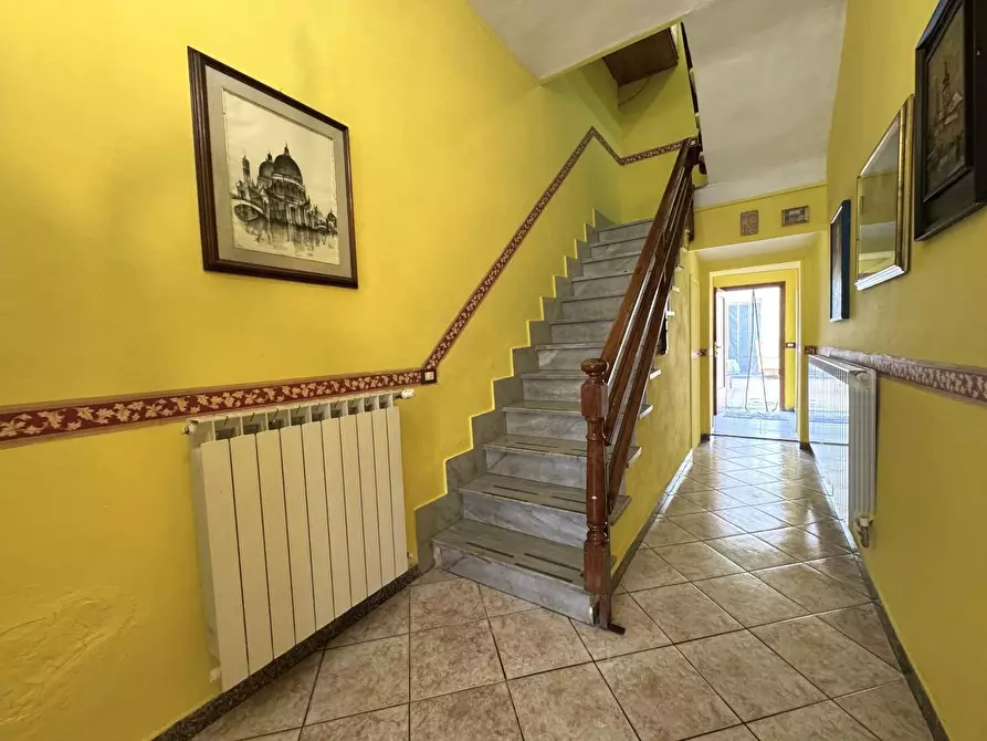Immagine 3 di Villa in vendita  a Viareggio