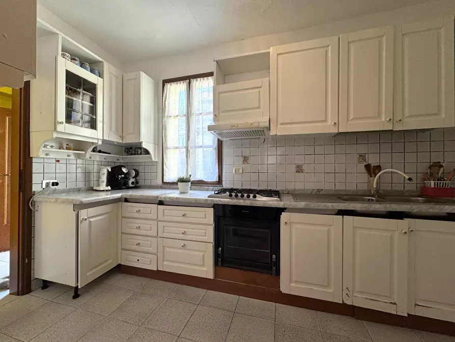 Immagine 6 di Villa in vendita  a Viareggio