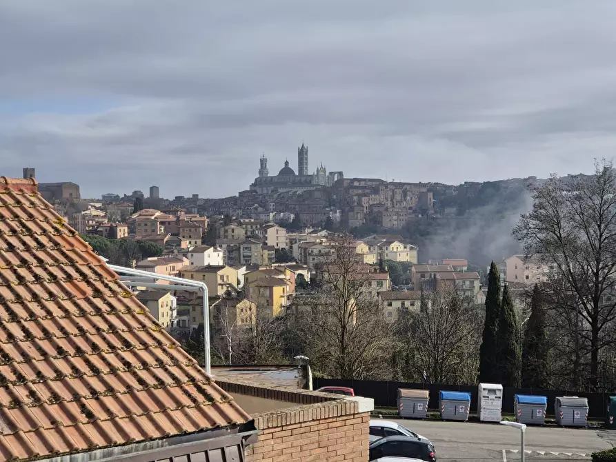 Immagine 11 di Appartamento in vendita  a Siena