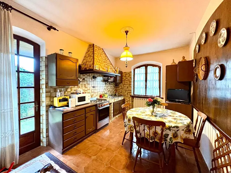 Immagine 8 di Villa in vendita  a Massa