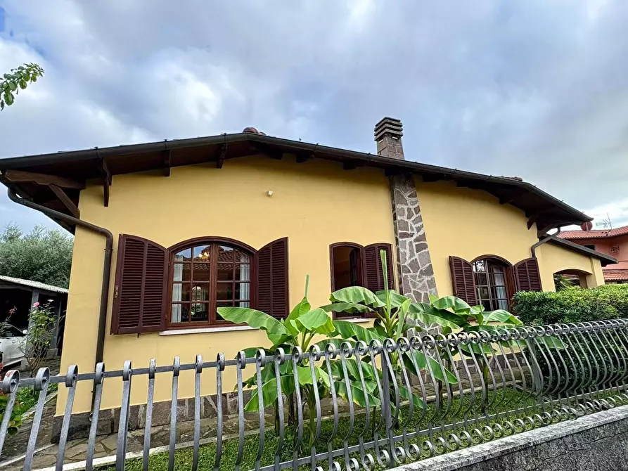 Immagine 1 di Villa in vendita  a Massa