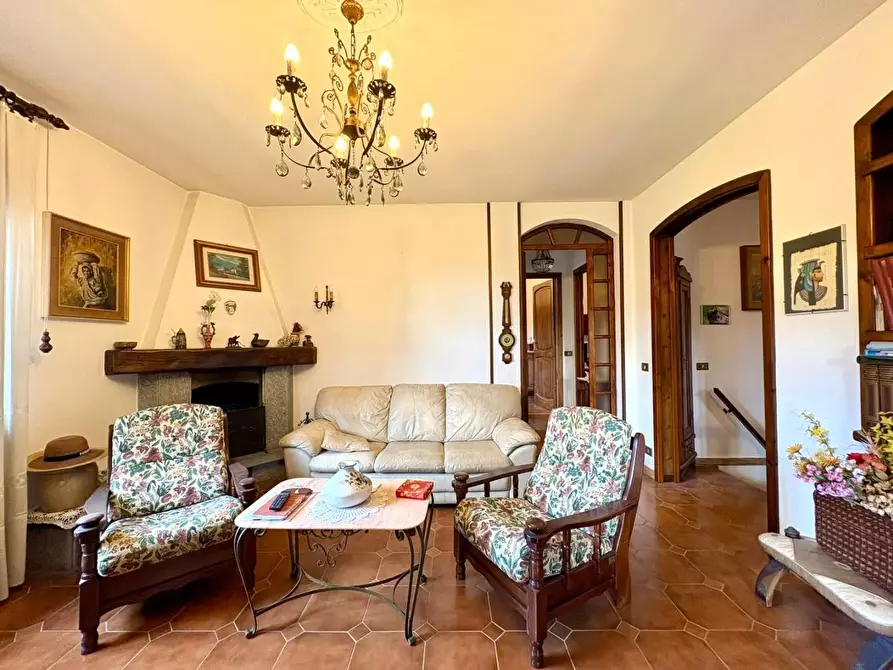 Immagine 7 di Villa in vendita  a Massa