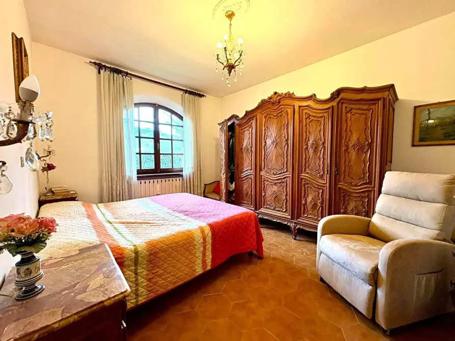 Immagine 11 di Villa in vendita  a Massa