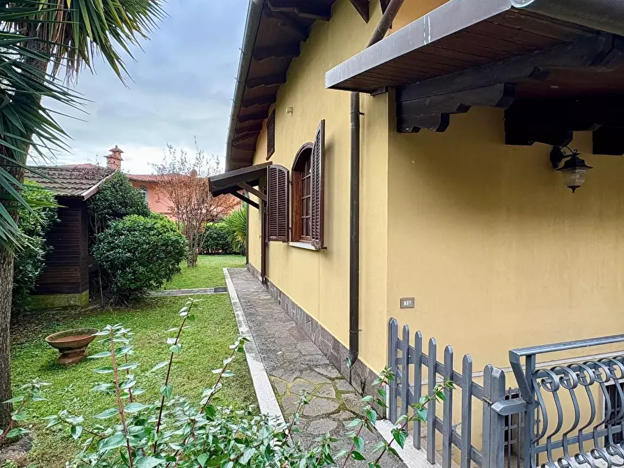 Immagine 3 di Villa in vendita  a Massa