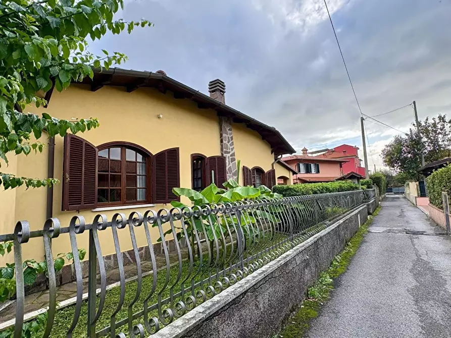 Immagine 15 di Villa in vendita  a Massa
