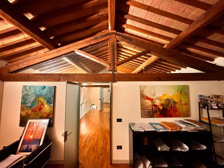 Immagine 17 di Locale commerciale in vendita  a Pontedera