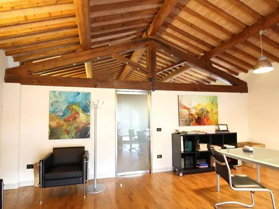 Immagine 12 di Locale commerciale in vendita  a Pontedera