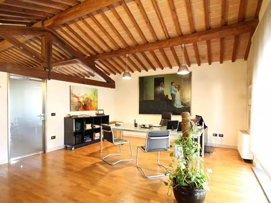 Immagine 9 di Locale commerciale in vendita  a Pontedera