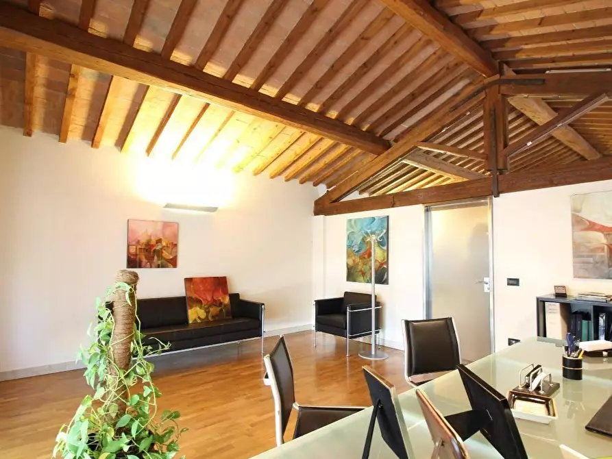 Immagine 11 di Locale commerciale in vendita  a Pontedera