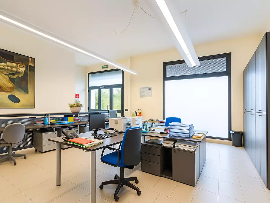 Immagine 2 di Locale commerciale in vendita  a Pontedera