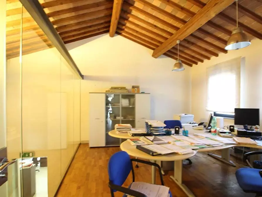 Immagine 7 di Locale commerciale in vendita  a Pontedera