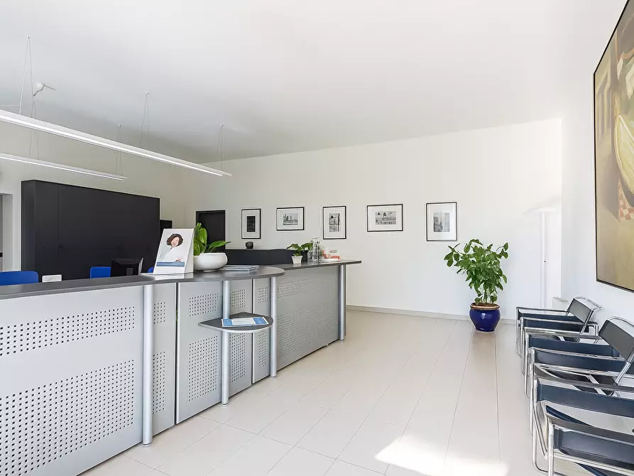 Immagine 1 di Locale commerciale in vendita  a Pontedera