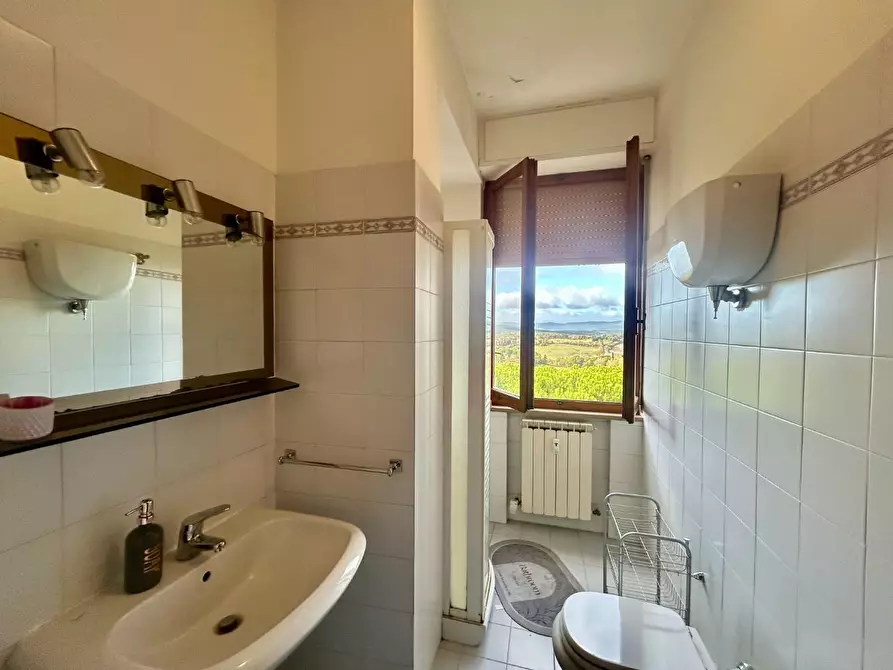 Immagine 16 di Appartamento in vendita  a Siena