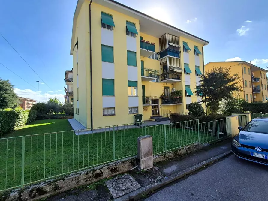 Immagine 2 di Appartamento in vendita  a Lucca