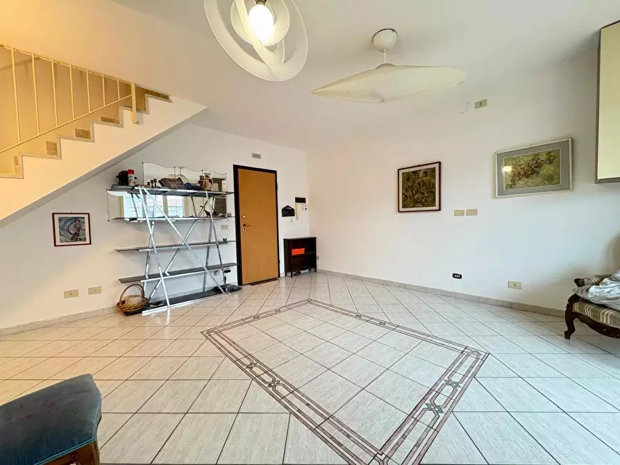 Immagine 2 di Appartamento in vendita  a Massa